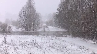 Sakas salā pārplūdis iebraucamais ceļš, atdalot no ārpasaules trīs dzīvojamās mājas