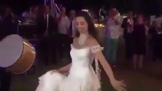 Azra Akın kendi düğününde alışılmışın dışında dans ediyor