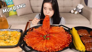 mukbang :) пряные огненные грибы эноки и лапша с черной фасолью завернуты в рисовую бумагу.