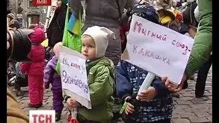 У Львові до мітингу приєднались школярі та мами із дітьм