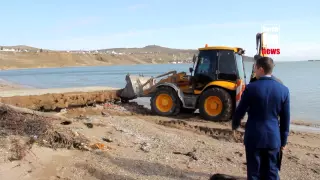 Сносят забор на пляже/Demolition of the fence in Crimea