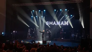 SHAMAN - СПАСИБО на бис. Поклонники кидают цветы на сцену