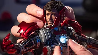 Hot Toys Iron Man Mark V Suit-Up Unboxing and Assembly!