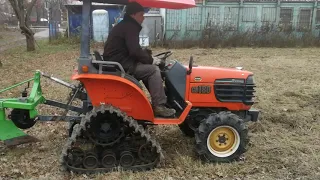 Montaż i ustawianie pługa jednoskibowego  Kubota GB180 na gąsienicach. www.akant-ogrody.pl