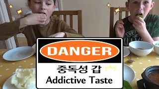 삼겹살과 명이나물 장아찌를 처음 맛 본 영국 초딩 A British boy tries Korean pork belly BBQ for the first time