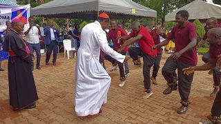 Mwadhama Kardinali Protase Rugambwa Ashindwa kujizuia aamua kucheza NGOMA ya Asili.