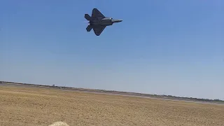 F-22 Raptor HARD TURN with Afterburners - Avalon Airshow 2019