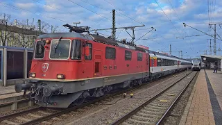 SBB Re 4/4 II 11304 mit IC 189 nach Zürich bei der Ausfahrt in Singen am 05.03.2023