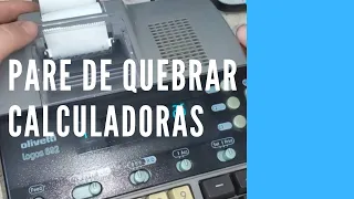 É assim que tira a bobina de papel de uma calculadora de mesa