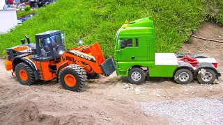 GREEN RC TRUCK STUCK LOST A WHEEL, RC RESCUE OPERATION! VOLVO FH16 STUCK, HITACHI WHEEL LOADER HELPS