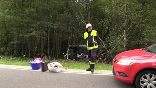 Auto kommt von der Fahrbahn ab und krackt in einem Baum