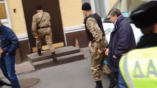 Мэра Дебальцево привезли в Печерский суд, где его сын попросил посадить мэра Донецка