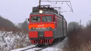 ВЛ11-216 с грузовым поездом и приветливой бригадой