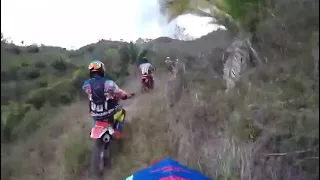 Boi corre atraZ da moto na trilha