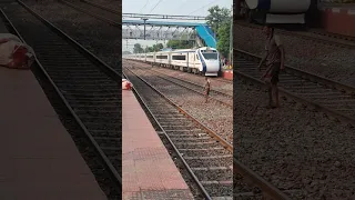 Vande Bharat   Express tarin pasing  Guskara Railway station #India 🇮🇳 Railway#Best tarin india 🇮🇳