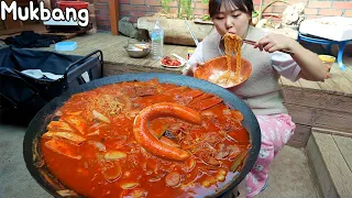 Mukbang | Budae Jjigae (Ham and sausage stew) cooked on a big cauldron lid.