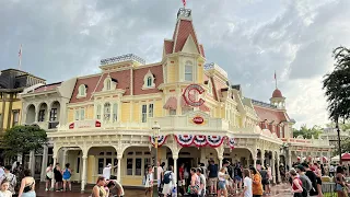 Eating at Casey's Corner at Magic Kingdom | Full Tour, Menu & Hot Dog Review | How to Mobile Order