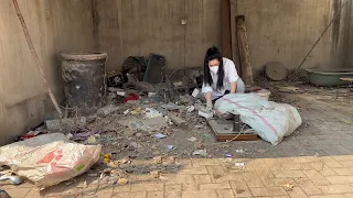 Couple returns to hometown to help old mother clean and renovate old house