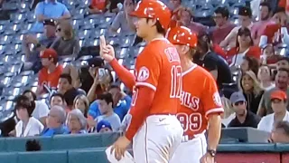 Shohei Ohtani Gives the Middle Finger, Flips Off, The Bird to the Astros! Angels vs. Astros MLB
