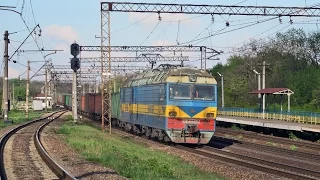 ДЕ1-033 з вантажним потягом