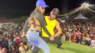 MENINA DA UM BAILE NO FORRÓ , DANÇOU MUITO COM OS DANÇARINOS DO @washingtonbrasileirooficial