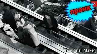 ПИКАП ПРАНК: ТРОГАЕМ ЛЮДЕЙ НА ЭСКАЛАТОРЕ / we touch people on the escalator