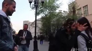 Как легко поцеловать девушку   Kissing Prank on Russia