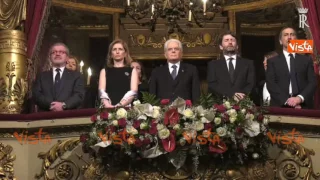 Mattarella alla Scala: l'applauso e l'inno nazionale