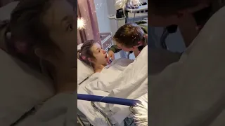 Despierta de una anestesia sin reconocer a su novio: "Este joven guapo me está besando"
