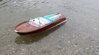 RC Modellboot runabout Riva Aquarama von Amati mit zwei Brushless Motoren und 3S Lipo scale 1:10