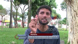 Jovem nu fica pendurado no parapeito de bloco da UFU para contestar vaga