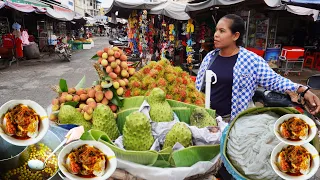 Busy street food, breakfast street food, noodle soup, cheap street food in Ta Khmao