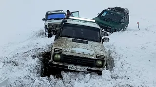 БЕЗУМНЫЕ водители НИВА и JEEP против СНЕГА на OFFROAD! КРЫМ ЗАМЕЛО!