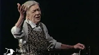 Татьяна Пельтцер и Инна Чурикова в спектакле по пьесе Л. Петрушевской "Три девушки в голубом" (1988)