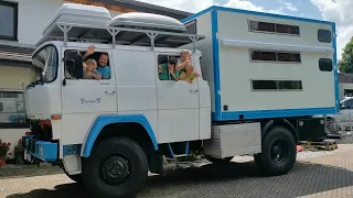 Staubteufelchen: Eine Familie geht im Offroad Wohnmobil auf Reisen