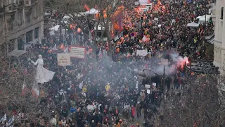 Sindicatos franceses intensifican su protesta contra reforma de pensiones | AFP