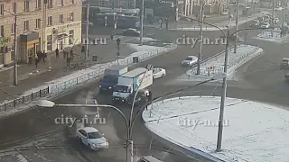 В Новокузнецке на Привокзальной площади дорогу не поделили грузовик и легковушка