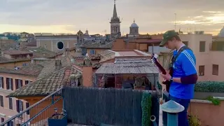 Coronavirus, suona Ennio Morricone su Piazza Navona deserta, l'assolo del chitarrista è da brividi