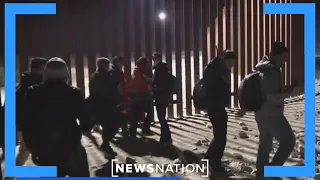 Hundreds of migrants climb wall to cross into Arizona | Rush Hour