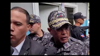 Que aparátaje  hacen cuando llega el director de la policía…