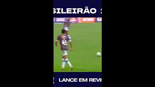 VAR ANULA GOL DO FLUMINENSE CONTRA O FLAMENGO! ARIAS MARCA, E JUIZ VÊ FALTA | #shorts | ge.globo