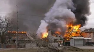 Zestrzelony rosyjski myśliwiec spadł na domy. Nagranie z Czernichowa na Ukrainie