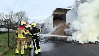 Brandweer blust brand in vrachtwagen met pulp in Sumar