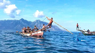 TRADISI MENANGKAP PAUS DI  LEMBATA NUSA TENGGARA TIMUR