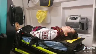 Femeie nebună striga pocăiți-vă în ambulanță