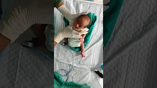 Newborn baby 🍼 oral feeding.