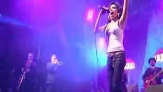 Amy Winehouse - Valerie (live at Eurockeennes)
