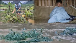 Orphan boy Nam spent a night of heavy rain, with floodwaters flooding the floor full of fear