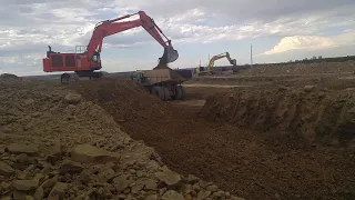 Hitachi EX1200 and Komatsu PC1250 loading trucks