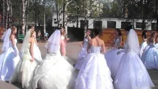 Парад невест в Сыктывкаре. танец